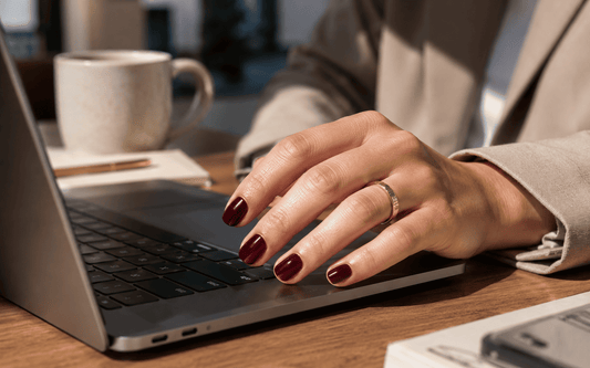 Ongles de bureau : les styles qui font sérieux sans avoir l'air ennuyeux