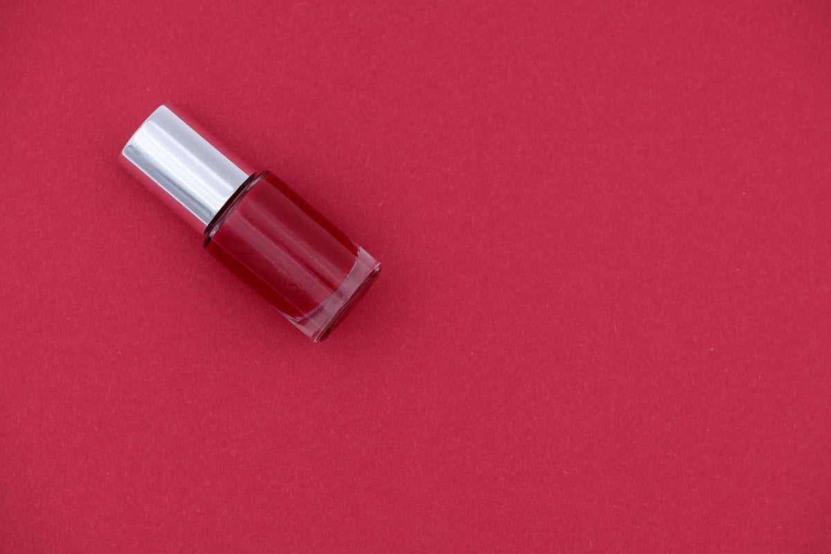 Interdiction du TPO : la fin d’une ère pour les vernis semi-permanents ? Image