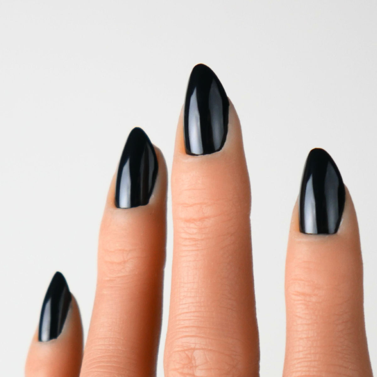 faux ongles courts de couleur noir Image